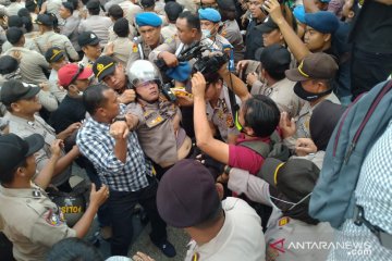 Kapolresta Pekanbaru pingsan saat amankan demo mahasiswa di DPRD Riau