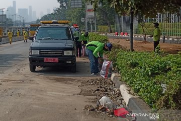 Dinas Kehutanan Jakarta bersihkan sisa-sisa sampah demonstrasi pelajar