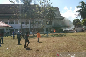 Unjuk rasa ribuan mahasiswa di DPRD Sultra berujung ricuh