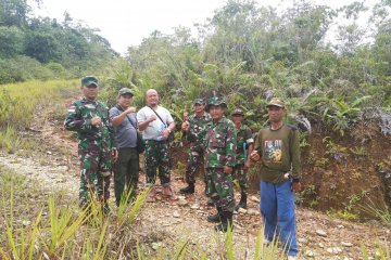 Warga perbatasan RI-Malaysia cek lokasi TMMD bersama prajurit TNI