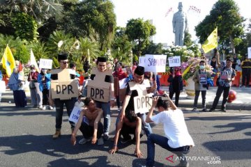 PMII Surabaya demo tuntut mundur pimpinan KPK yang lama