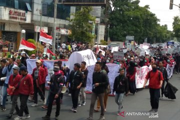 Mahasiswa tolak RUU KPK dengan usung keranda mayat ke DPRD Kudus