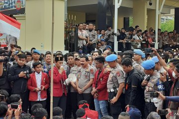 Polisi antar mahasiswa demo pulang