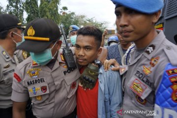 Polisi lepas empat orang yang diamankan dalam demonstrasi depan DPRD