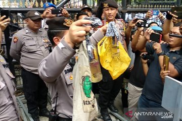 Aksi di DPRD Sumut, seorang pelajar bawa bom molotov