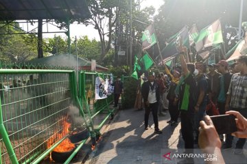 Mahasiswa bakar ban arahkan asap ke Gedung KLHK