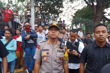 Polisi sekat Jalan Gatot Subroto untuk demonstran yang pro dan kontra
