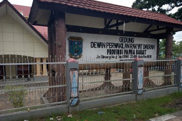 Pelantikan Anggota DPRD Papua Barat digelar di lapangan