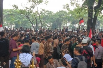 Giliran pelajar yang aksi demo ke DPRD Sumut