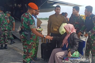 Pesawat Hercules TNI AU angkut 300 pengungsi dari Wamena