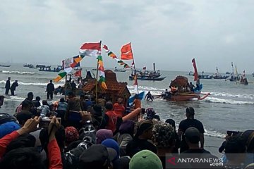 Pemkab Cilacap dan HNSI gelar prosesi sedekah laut