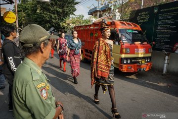 Pagelaran busana di jalanan