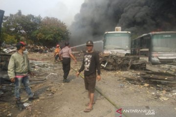 20 bus TransJakarta tidak beroperasi terbakar di Pamulang