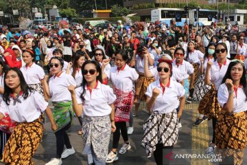 Wanita muda gelar "flash dance" dukung KPK