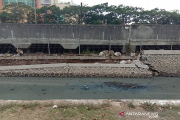 Turap kali di Cengkareng Barat ambrol