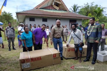 Bantuan paket perahu mesin diberikan kepada nelayan Tambrauw