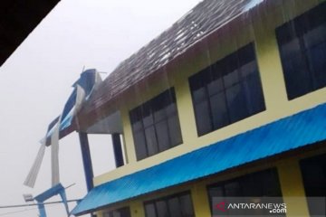 Angin puting beliung rusak atap kantor pajak di Aceh Barat