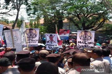 Ratusan orang berunjuk rasa protes kecurangan pilkades di Pamekasan
