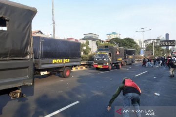 Demonstrasi DPR, massa menyerang mobil polisi