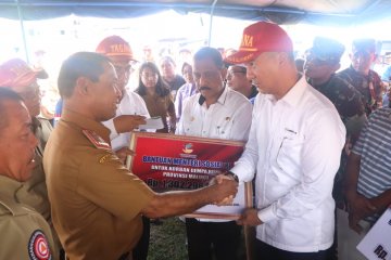 Mensos serahkan bantuan Rp1,3 miliar untuk korban gempa Ambon