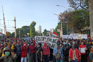 Demonstran pelajar di dekat Stasiun Palmerah mulai lempari polisi