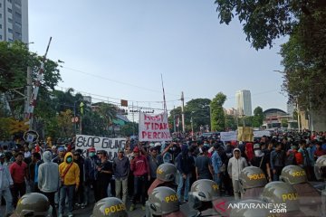 Massa merangsek ke belakang Gedung DPR, akses Jalan Gelora ditutup