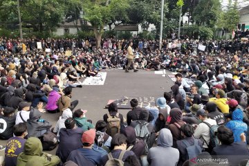 Ribuan mahasiswa kembali padati Gedung DPRD Jabar