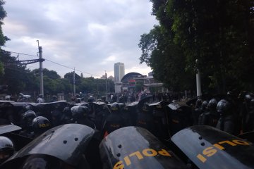 Demonstran didorong mundur dari pintu belakang DPR