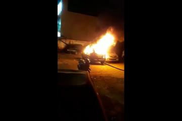 Satu unit mobil di kawasan Polsek Tanah Abang dibakar massa