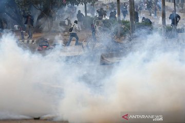 Demo DPR, polisi mulai tembak gas air mata di Jalan Gatot Subroto