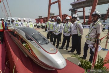 Pemasangan girder kereta cepat Jakarta - Bandung