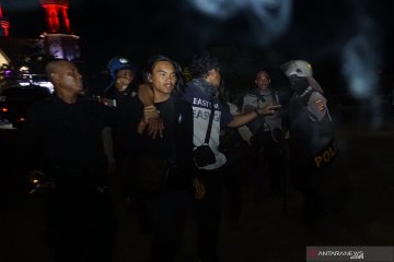 Demo mahasiswa, polisi tangkap tiga pedemo depan DPRD NTB