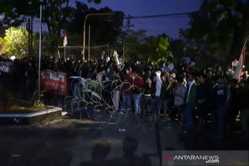 Pengunjuk rasa di DPRD Surakarta sempat aksi lempar-lempar