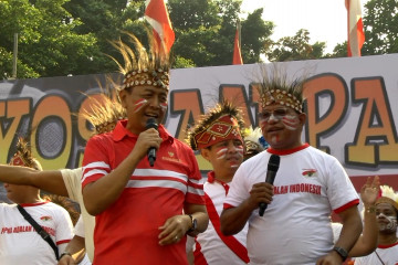 Wiranto bernyanyi bersama warga Papua di CFD