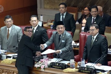 DPR sahkan revisi Undang-undang KPK