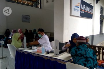 Ratusan warga Banyumas ikuti pengobatan gratis di Rail Clinic