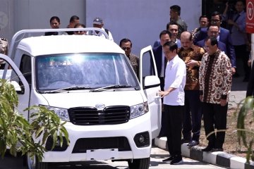 Jokowi jajal mobil pikap Esemka Bima