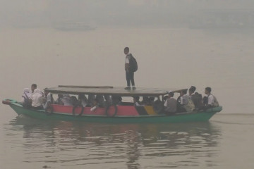 Menembus kabut asap dengan perahu getek menuju sekolah