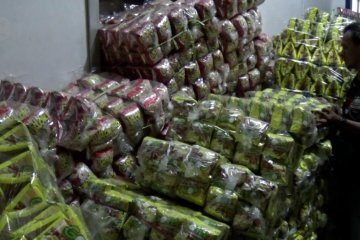 Polrestabes Surabaya gerebek pabrik makanan ringan ilegal