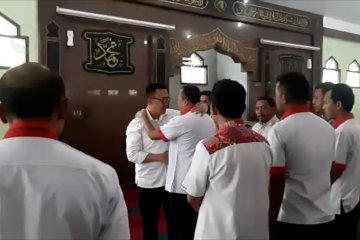 Imam Nahrawi tersangka, shalat dengan staf Kemenpora