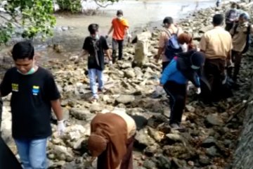 Komunitas pemuda bersihkan sampah plastik di Pantai Kolaka