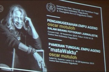 Oscar Motuloh penerima gelar Empu Ageng pertama di bidang fotografi