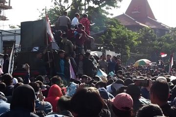 Unjuk rasa di Surabaya, polisi amankan enam orang