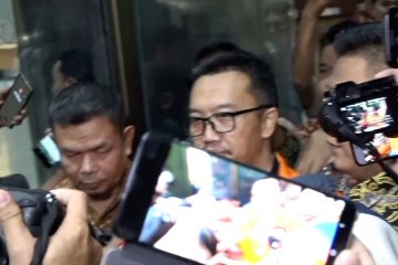 Imam Nahrawi keluar dengan rompi oranye