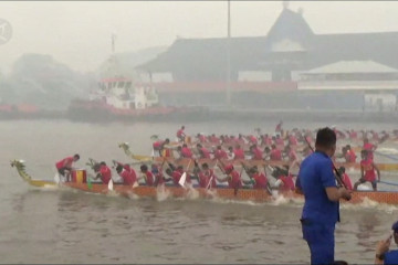 Lomba Dragon Boat di Sungai Kapuas