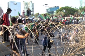 Massa HMI  berunjuk rasa di depan gedung parlemen