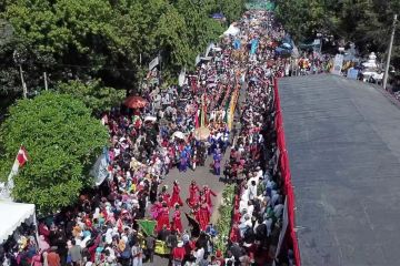 Memikat wisatawan dengan parade kostum