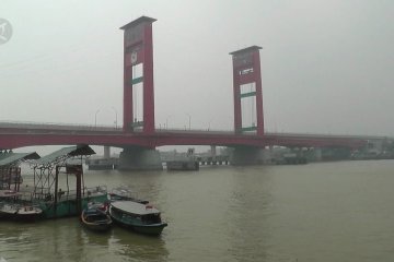 Kabut asap ganggu jarak pandang perahu di Sungai Musi
