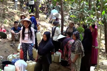 Krisis, warga Pekalongan mencari air bersih sampai hutan