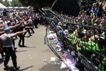 Mahasiswa robohkan gerbang DPRD Jateng
